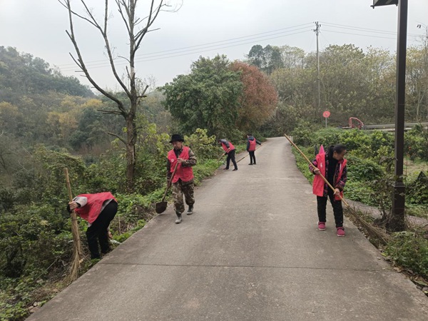 虎峰村黨員、志愿者們?cè)谇鍜叽迩f道路。金鳳鎮(zhèn)供圖