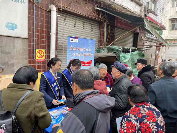 深入鄉(xiāng)村普及金融知識(shí)。浦發(fā)銀行重慶分行供圖