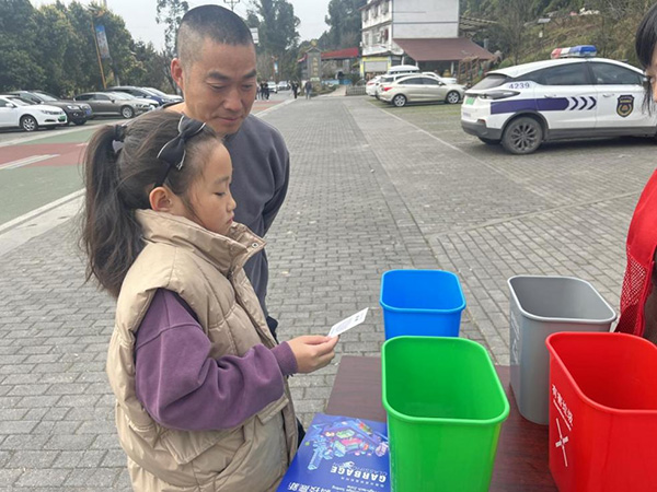 參賽者正在認(rèn)真答題。金鳳鎮(zhèn)供圖