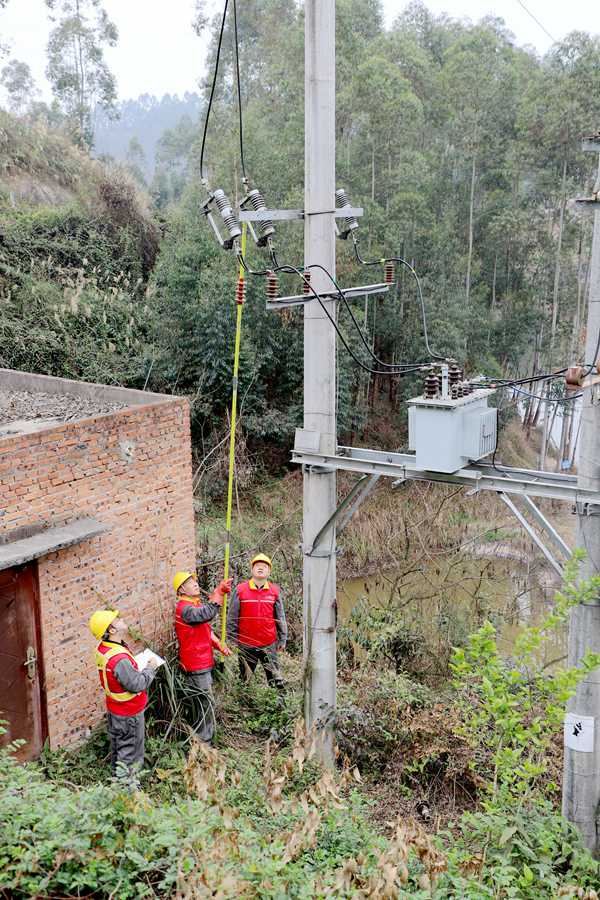 供電員工正在對提灌站供電線路進行合閘復(fù)電操作。朱芳攝