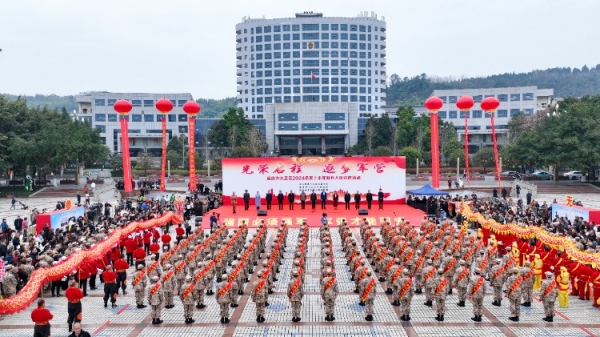 大足區(qū)2024年度“光榮啟程 逐夢(mèng)軍營(yíng)”新兵入伍歡送活動(dòng)現(xiàn)場(chǎng)。陳安林?jǐn)z