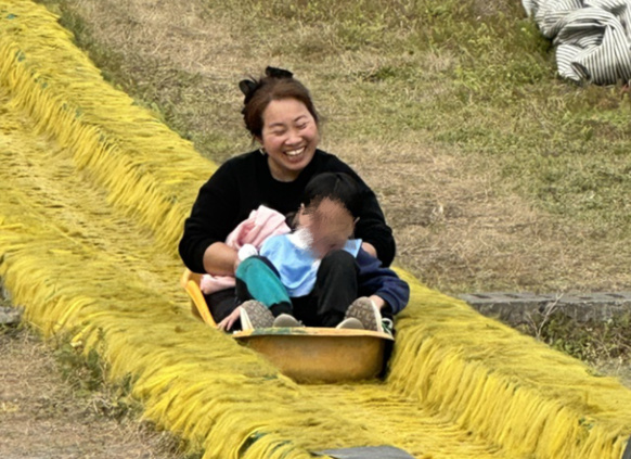 滑草活動現(xiàn)場。重慶愛爾眼科醫(yī)院總院供圖