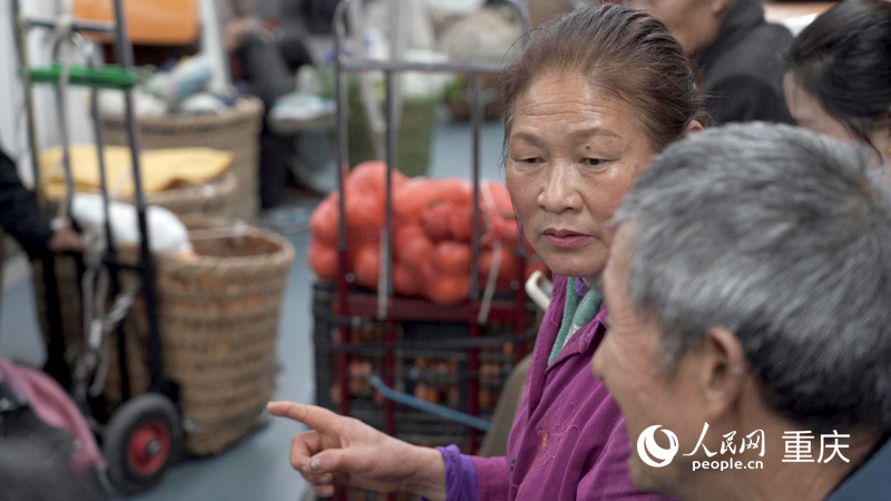 菜農(nóng)葉善菊和村民聊天。人民網(wǎng)記者 劉祎攝