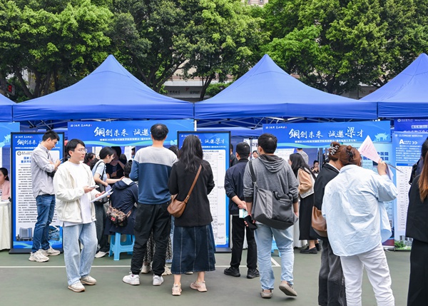 活動在重慶醫(yī)科大學(xué)招聘會現(xiàn)場設(shè)置了宣傳咨詢服務(wù)區(qū)，畢業(yè)生踴躍前來咨詢了解。程國維攝