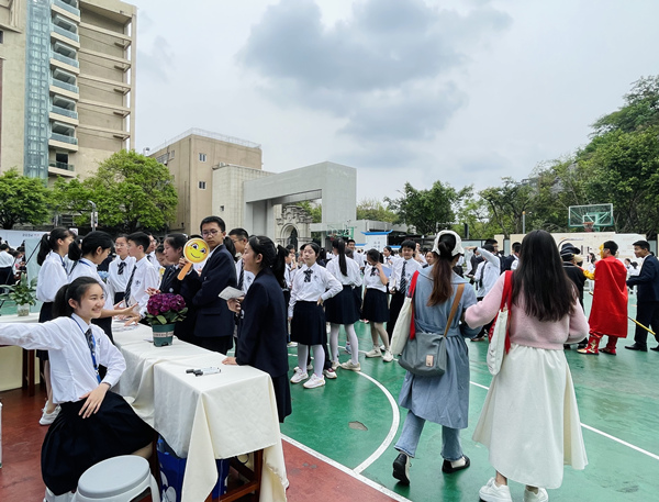 活動(dòng)外場。