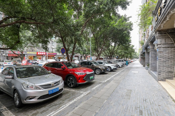 整治后的街面，車輛有序停放。石馬河街道供圖