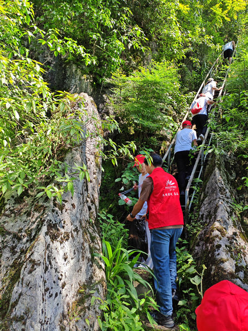 志愿者登山途中撿拾沿途垃圾。大盛鎮(zhèn)供圖