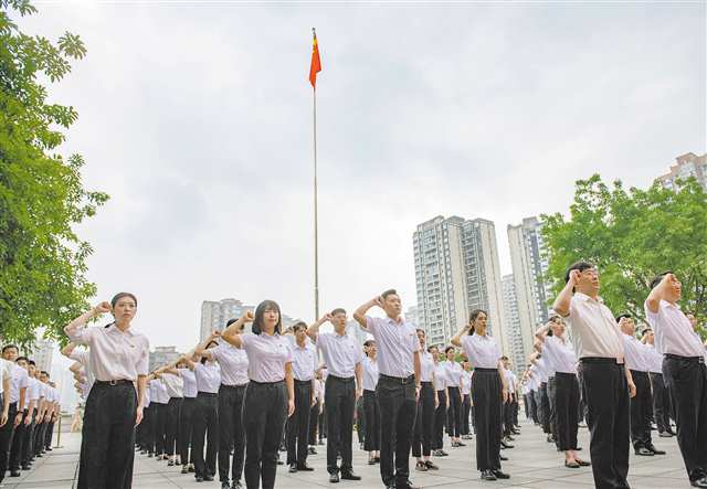 在紅巖革命紀(jì)念館，新黨員代表高舉右拳在領(lǐng)誓人的帶領(lǐng)下莊嚴(yán)宣誓。（資料圖片）記者 張錦輝 攝/視覺重慶