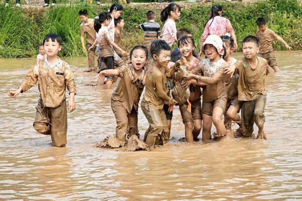 家校共育親子勞動實(shí)踐活動。李市小學(xué)供圖