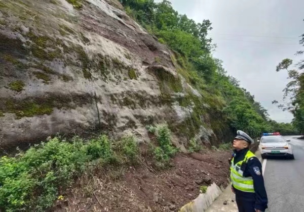 巴南交巡警全力開展道路交通安全隱患排查