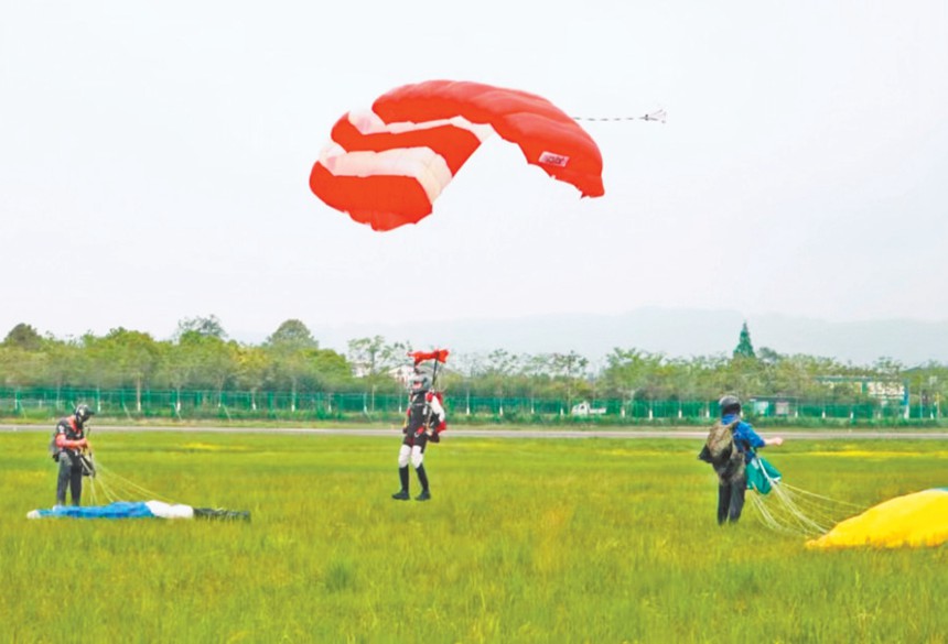 5月3日，重慶攀達高空跳傘梁平基地，高空跳傘愛好者安全著陸。（受訪單位供圖）