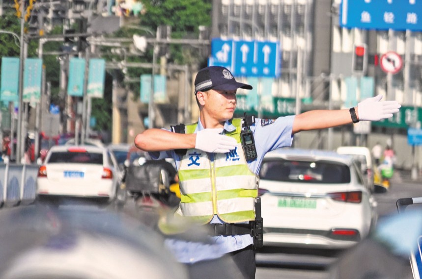 五月四日，巴南區(qū)豐華路，青年渝警驍騎楊子江正對(duì)車流進(jìn)行疏導(dǎo)保暢。通訊員 李攀 陳重陽(yáng) 攝\視覺重慶