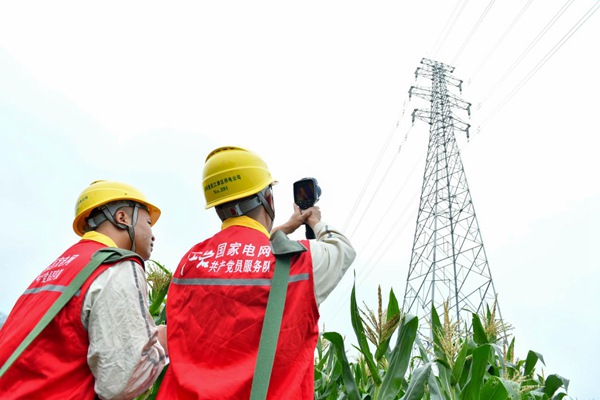 國網(wǎng)重慶江津供電公司輸電運檢中心黨員服務(wù)隊對高考保電線路進行特巡。王化全攝