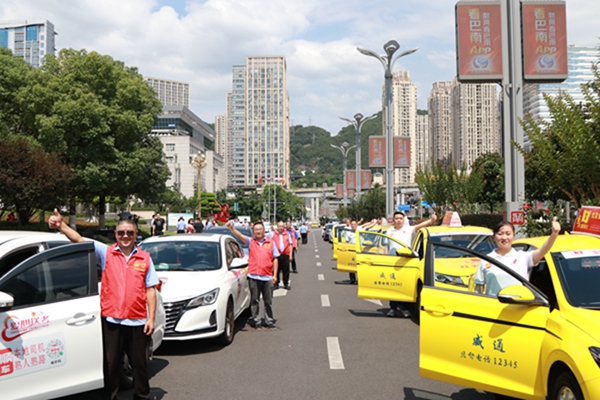 “愛(ài)心送考”車隊(duì)。黃春容攝