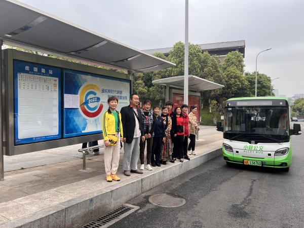 3438路公交車通車首日，居民們興奮地在等待乘車。九龍坡區(qū)人大常委會辦公室供圖