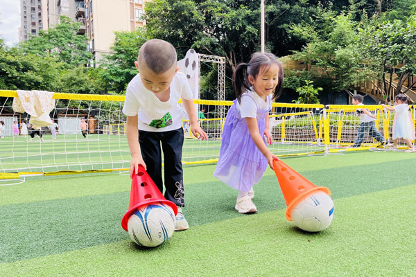 趣味足球課程?？茖W(xué)城七彩幼兒園供圖