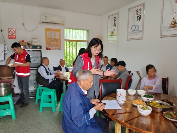 志愿者為老人提供愛心服務(wù)。董家鎮(zhèn)供圖