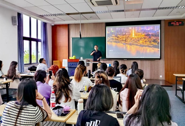 重慶大學授課現(xiàn)場。主辦方供圖