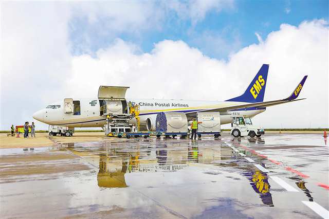 七月二日，巫山機(jī)場(chǎng)，波音B737-800型全貨機(jī)專機(jī)前，工作人員正在準(zhǔn)備將巫山脆李裝機(jī)。記者 尹詩語 劉力 攝\視覺重慶