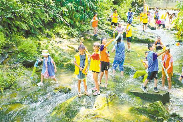 　6月30日，北碚區(qū)龍王村，孩子們在清澈的溪流中打水仗。記者 李雨恒 攝/視覺重慶