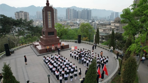 清明節(jié)掃墓活動(dòng)。 璧山區(qū)文星實(shí)驗(yàn)小學(xué)校供圖