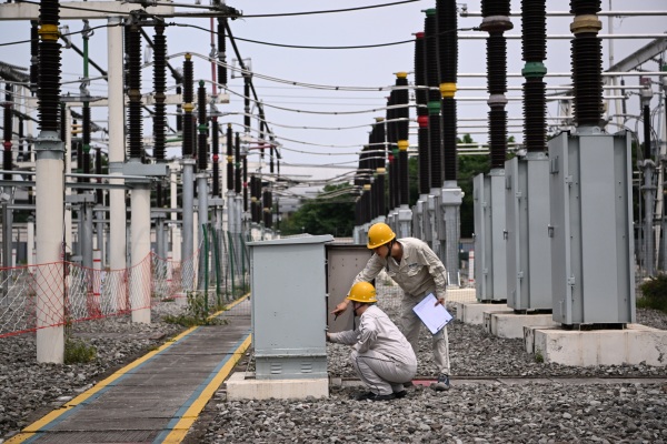 國網(wǎng)重慶市北供電公司運維人員正在界石堡220千伏變電站檢查端子箱內繼電器，為220千伏竹界南北線、雞界東西線搭接后投運做準備。向江微攝