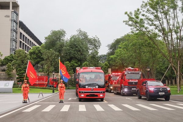 重慶消防救援力量跨區(qū)域增援湖南華容。重慶市消防救援總隊供圖