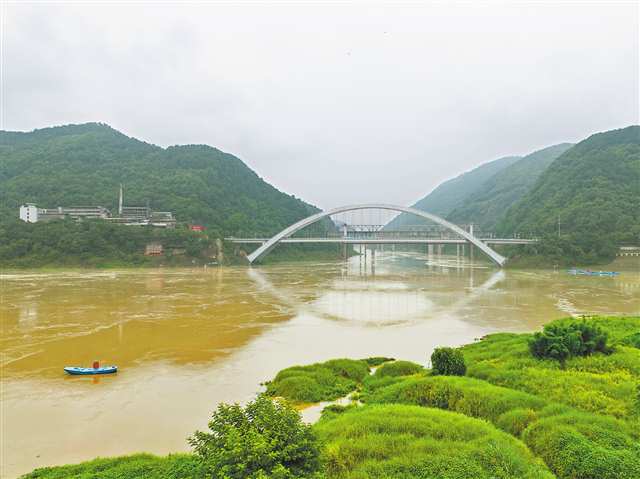 7月9日，今年入汛以來嘉陵江首次洪水過境北碚區(qū)。受上游強(qiáng)降雨及來水影響，近日嘉陵江水位持續(xù)上漲。目前，北碚轄區(qū)其他中小河流水勢(shì)總體平穩(wěn)，沿江街道也組織公安、城管、街道相關(guān)工作人員，對(duì)通往江邊的路口警戒執(zhí)勤，確保洪水過境期間沿江群眾的生命財(cái)產(chǎn)安全。特約攝影 秦廷富/視覺重慶