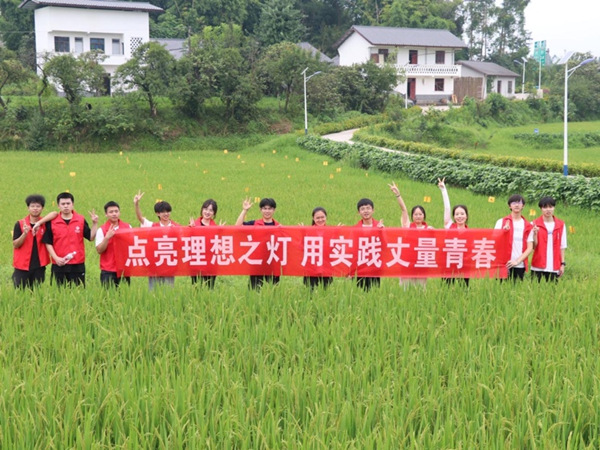 實踐團成員合影。重慶科技大學機械與智能制造學院供圖