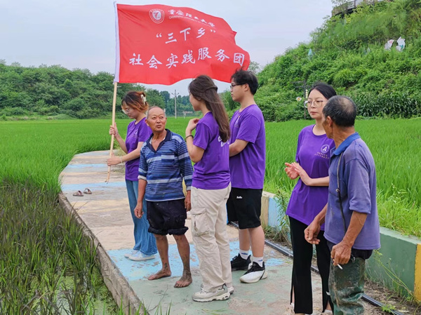 實(shí)踐團(tuán)深入田間與村民交流。重慶理工大學(xué)供圖