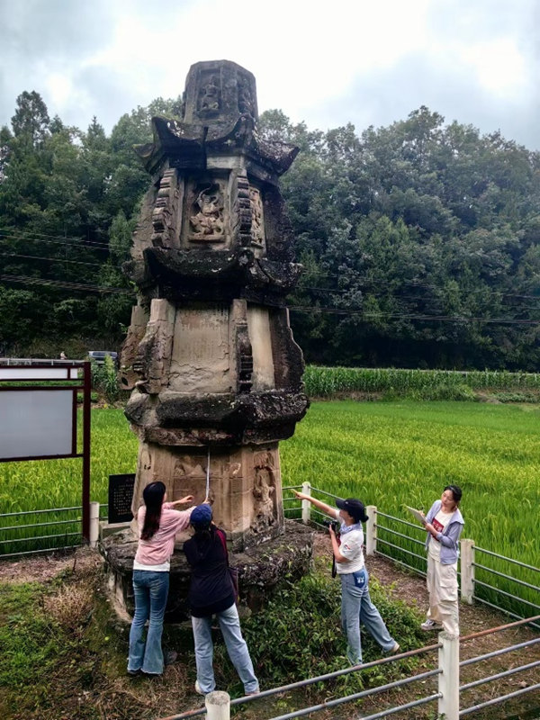 團(tuán)隊(duì)現(xiàn)場(chǎng)測(cè)繪云仙村字庫(kù)塔。四川美術(shù)學(xué)院供圖