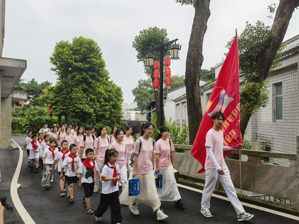 實踐團走進巴南區(qū)光榮院。重慶財經(jīng)學(xué)院供圖