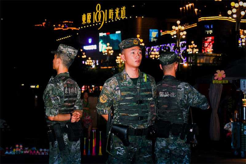 武警官兵在南岸區(qū)煙雨廣場執(zhí)勤。郭傳伍攝