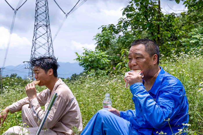 李相如和向守志正在午餐。國網(wǎng)重慶超高壓公司供圖