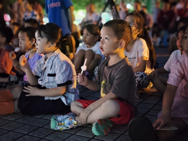 小朋友聚精會(huì)神觀看電影。黔江區(qū)委宣傳部供圖