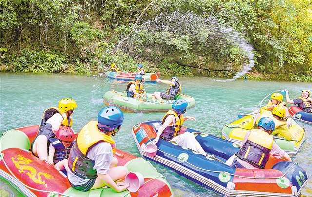 南川區(qū)神龍峽景區(qū)內，游客在溪水里漂流、打水仗。（資料圖片）通訊員 胡波 攝/視覺重慶