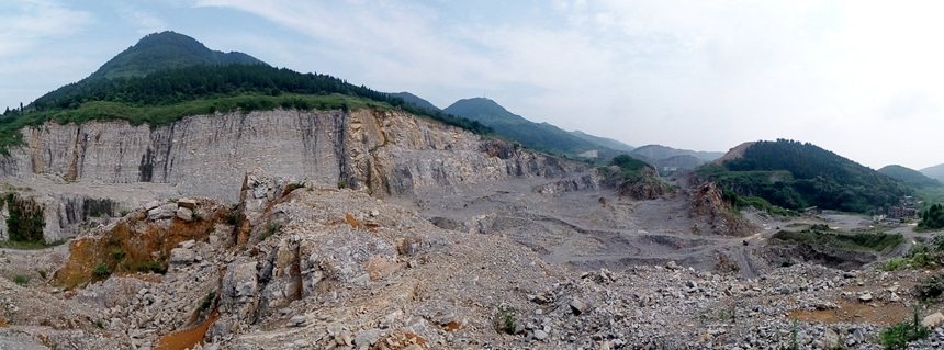 銅鑼山采石場關(guān)停后的面貌（資料圖）。渝北區(qū)規(guī)劃和自然資源局供圖