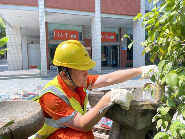 重慶水務(wù)集團(tuán)市自來水公司沙坪壩營(yíng)管所工作人員檢查校內(nèi)集中用水設(shè)施。重慶水務(wù)集團(tuán)供圖