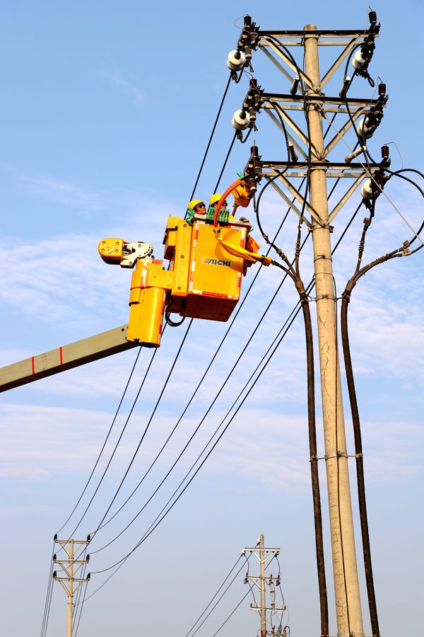 電力員工在高溫下開展帶電作業(yè)。國(guó)網(wǎng)重慶永川供電公司供圖