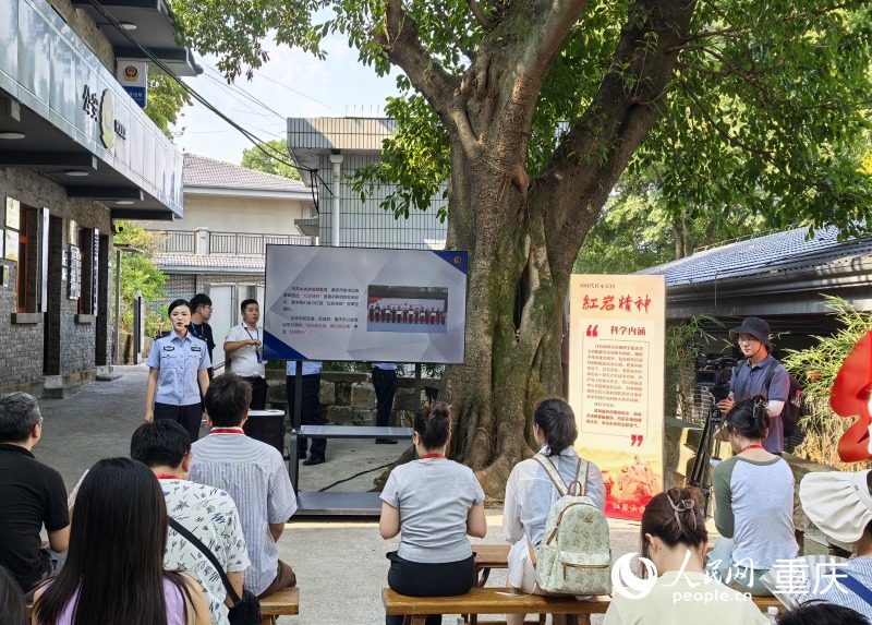 	用紅巖精神鑄就“平安堡壘”	“歡迎來到重慶市公安局沙坪壩區(qū)分局紅巖派出所，讓我們一起追尋紅色印記，感悟紅巖精神?！?月5日，“青春紅巖”網上主題宣傳活動采訪團走進紅巖派出所，女民警一邊招呼記者入座，一邊開始講述發(fā)生在該派出所的故事。