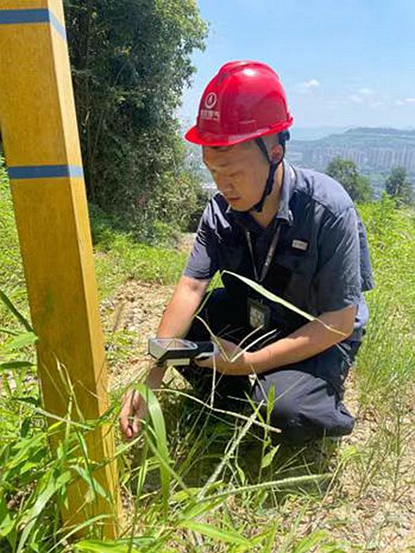 重慶燃氣集團工作人員烈日下巡檢。重慶燃氣集團供圖