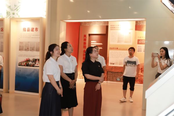 走進永川區(qū)檔案館愛國主義教育基地。永川區(qū)紅旗小學供圖