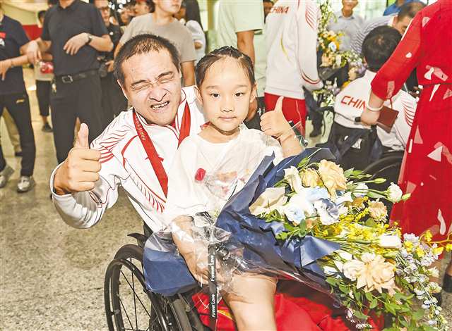 9月11日，江北國際機場T3航站樓，嚴治強與女兒合影。記者 鄭宇 攝／視覺重慶