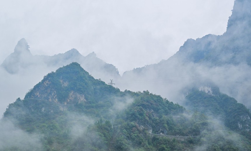 10月初的巫山縣下莊村天路，在秋日云雨中美不勝收。記者 張春曉 攝