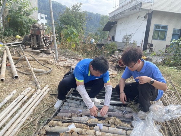 《解鎖巖心》。9月12日，川東南勘察公司駐守地質(zhì)工程師曹志遠(yuǎn)、蘭余對(duì)河坎上滑坡勘查鉆孔巖芯進(jìn)行詳細(xì)編錄。柏佳宏攝