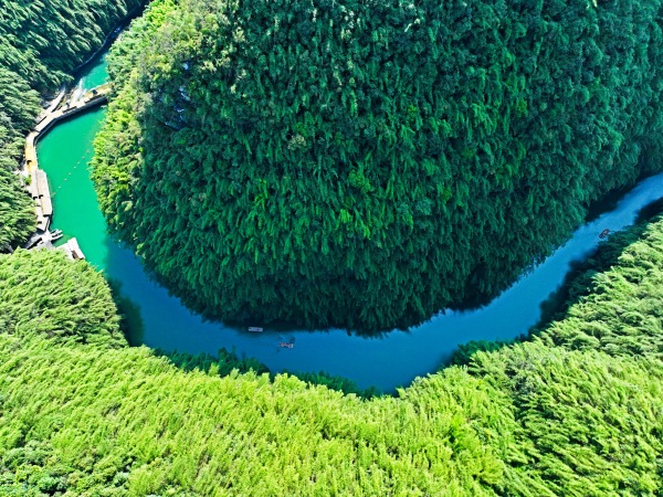 青山綠水相映的阿依河風(fēng)景如畫。彭水縣委宣傳部供圖