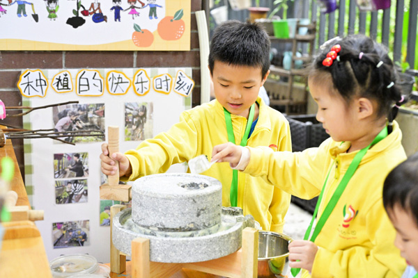 孩子們在“流動博物館”磨豆花。大渡口幼兒園供圖